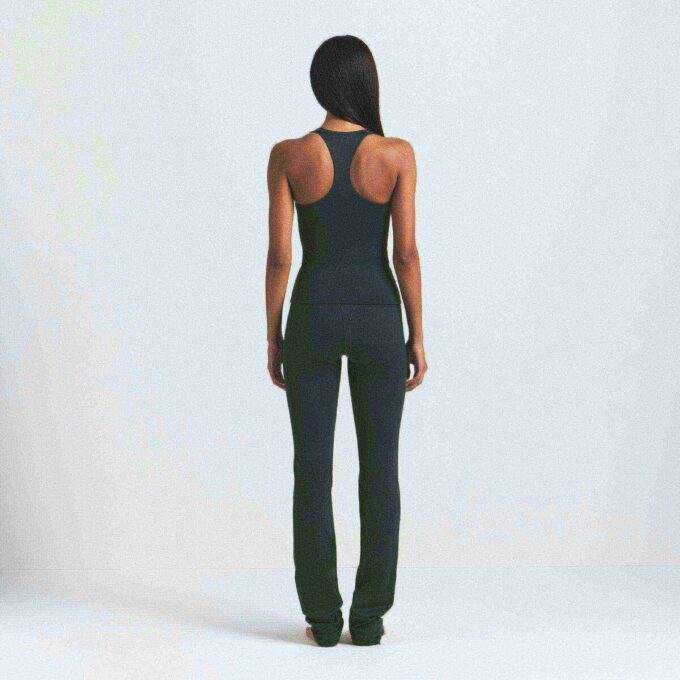 NikeSKIMS MATTE V-LINE 39″ STRAIGHT LEGGING