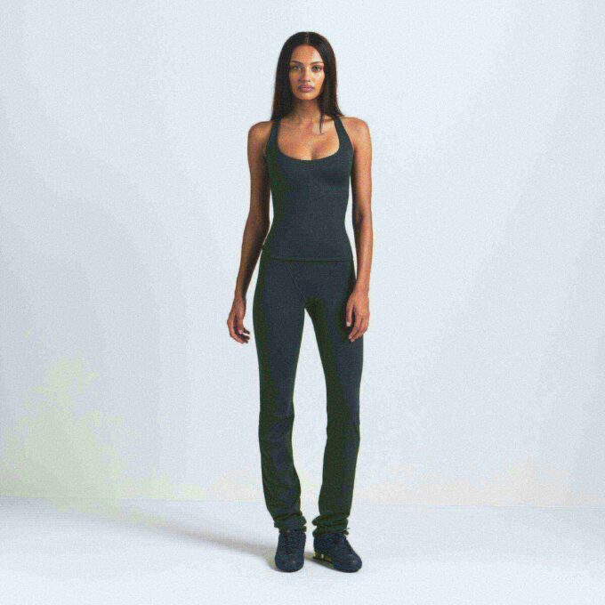 NikeSKIMS MATTE V-LINE 39″ STRAIGHT LEGGING