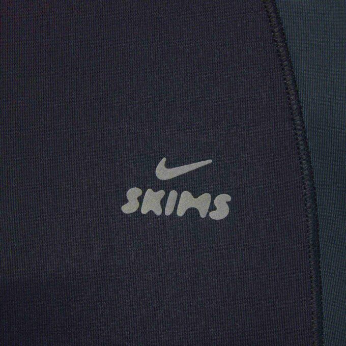 NikeSKIMS SHINE DRAWCORD STIRRUP 26″ LEGGING