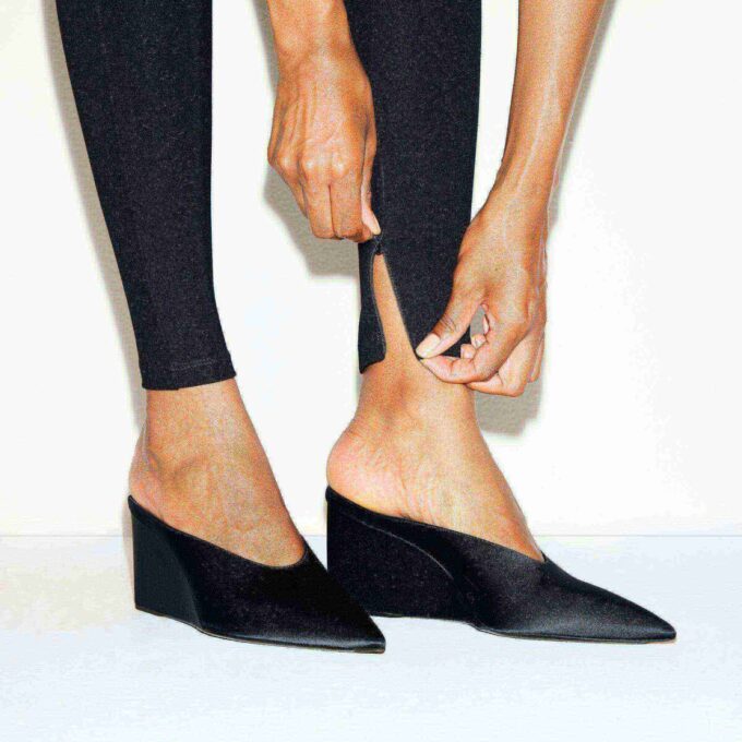 THE ESSENTIAL COLLECTION HIGH-WAISTED LEGGING THE ESSENTIAL COLLECTION HIGH-WAISTED LEGGING